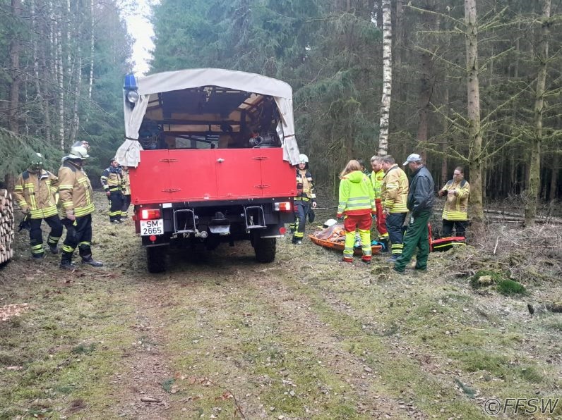 gestürzte Person im Wald