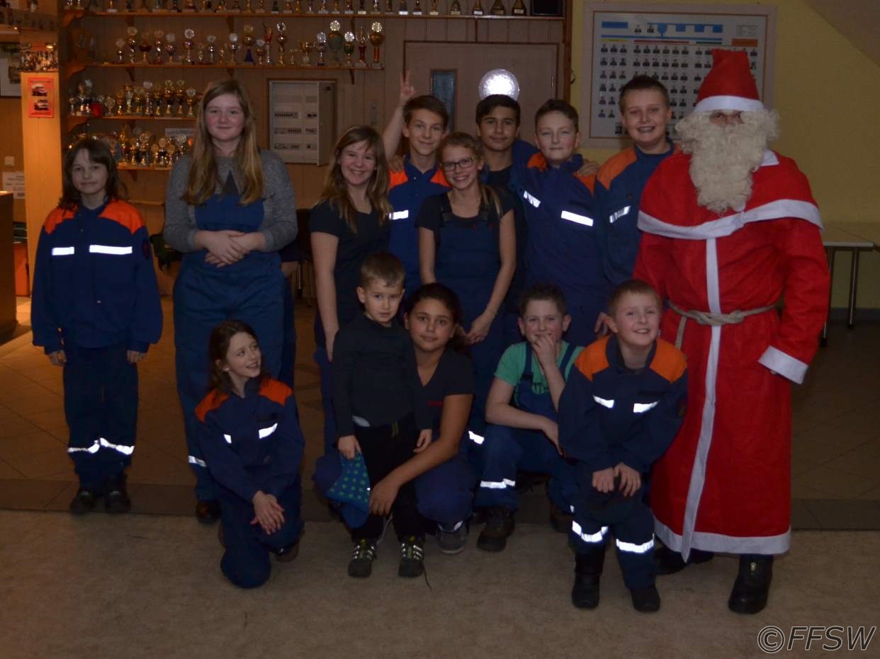 Gruppenfoto mit dem Weihnachtsmann